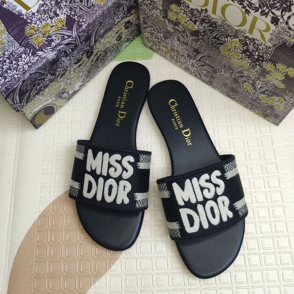Fashionable Letter Embroidered Flat Slippers