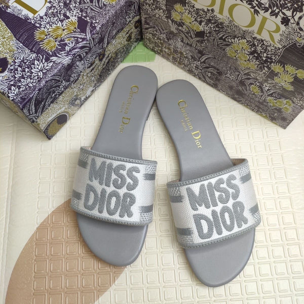 Fashionable Letter Embroidered Flat Slippers