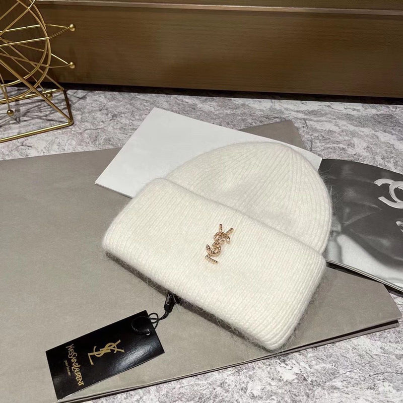 Fashion Knitted Hat With Letter Decoration