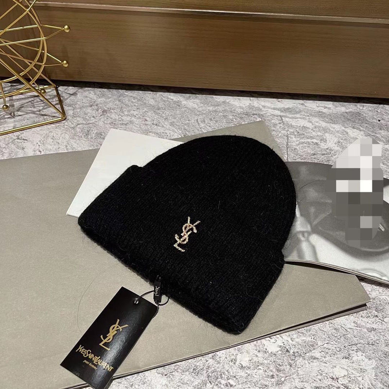 Fashion Knitted Hat With Letter Decoration