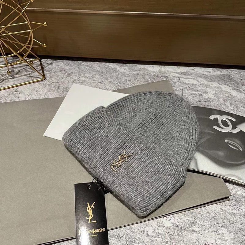 Fashion Knitted Hat With Letter Decoration